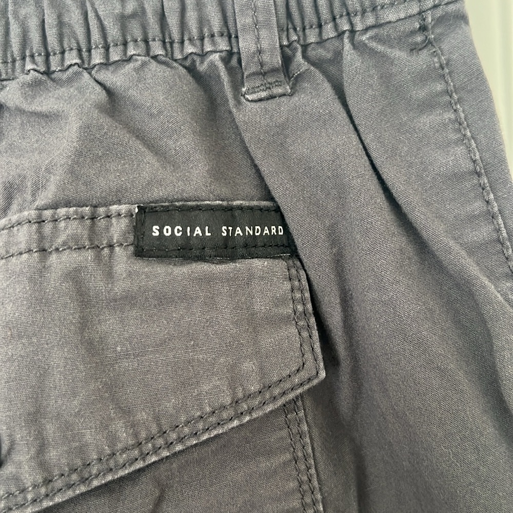 Social standard by sanctuary, Sz M, gray stretch, short, button tab cuff - Picture 6 of 12